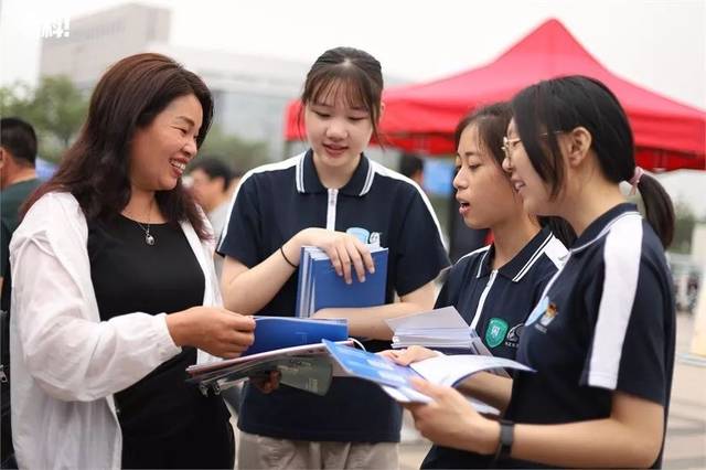 中職招生咨詢會(huì)現(xiàn)場(chǎng)火爆 升學(xué)就業(yè)雙軌并行，職業(yè)教育前景廣闊