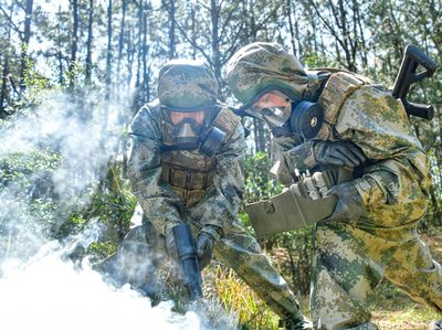 當“毒圈”來襲 防化兵如何實力“跑毒”，訓練防毒面具成關鍵